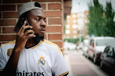 Creador de contenido hablando por teléfono en una calle de Madrid