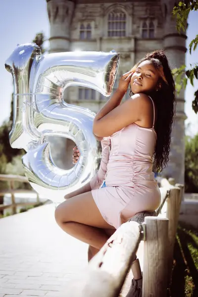 Sesión de quinceañera con globos plateados en Madrid