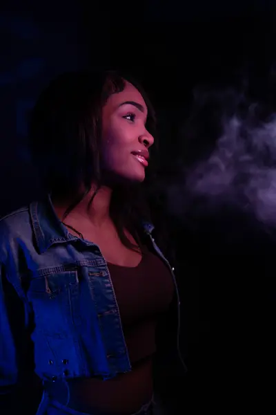 Retrato de estudio con humo y luz azul realizado en Madrid