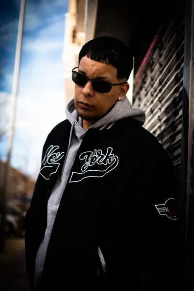 Fotografía urbana con estilo streetwear en Madrid