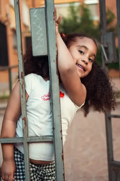 Niña sonriendo durante una sesión de fotos en Madrid