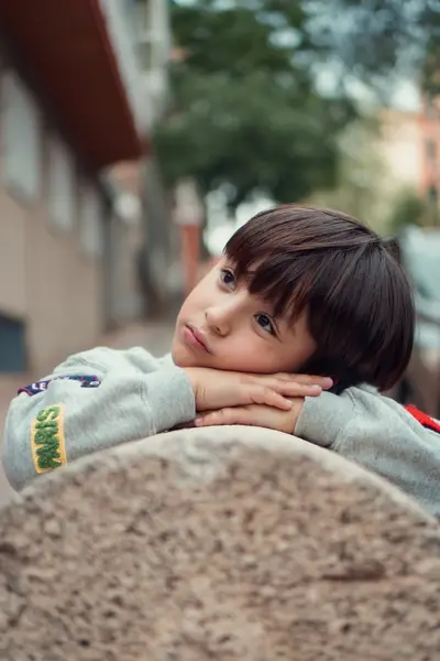Retrato infantil de un niño con luz natural en Madrid